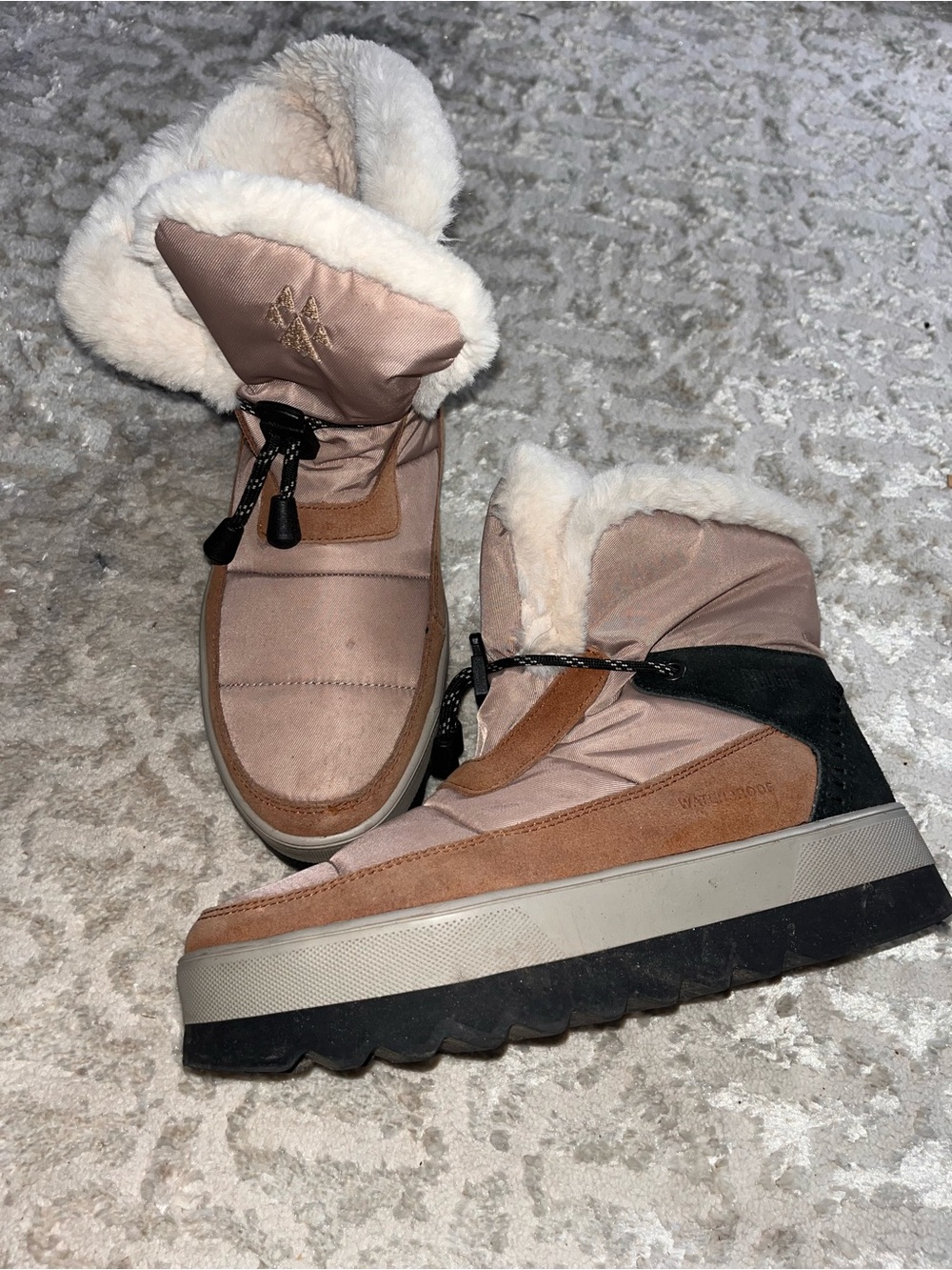 Cougar Women's tan Winter Ankle Boots with Faux-Fur Trim